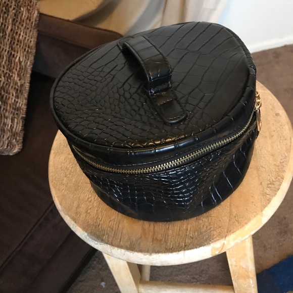 Faux crocodile makeup bag - Picture 2 of 4